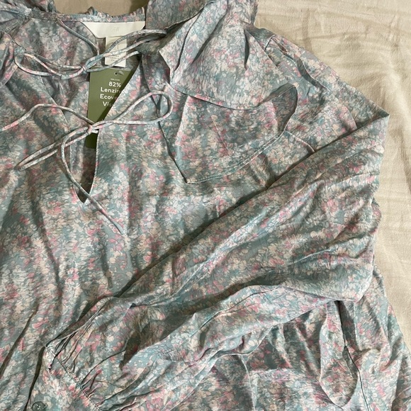 Beautiful collared tie blouse - Picture 3 of 3